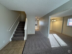 Building Photo - Spacious Split level 3 Bed/2 Bath Town hom...