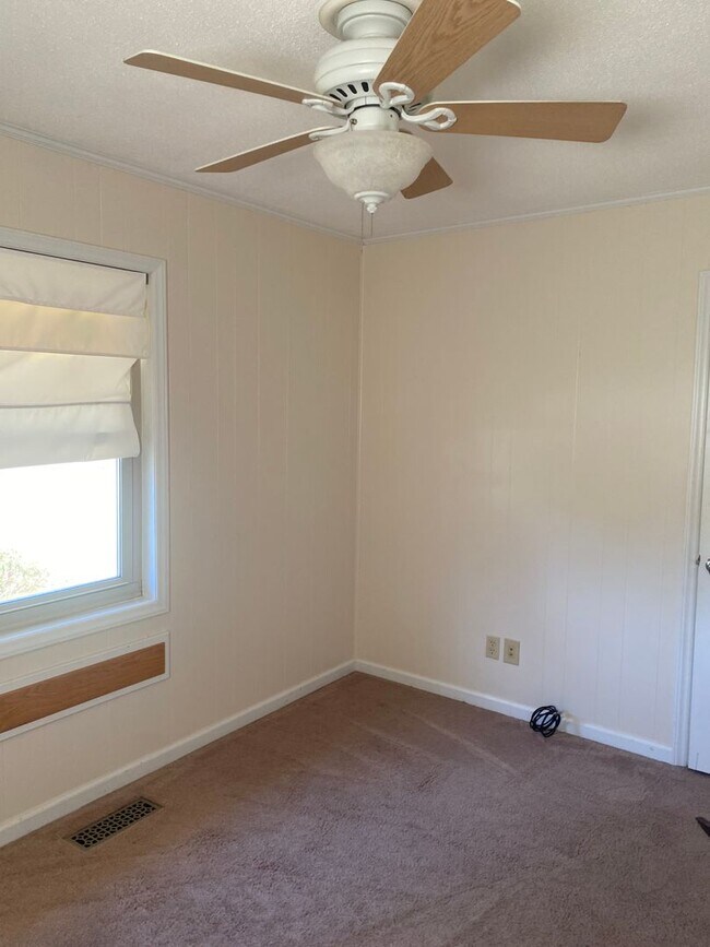 Building Photo - Move in Incentive!