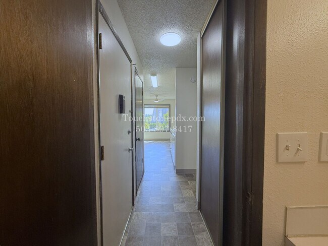 Building Photo - 5804 SE Milwaukie Ave