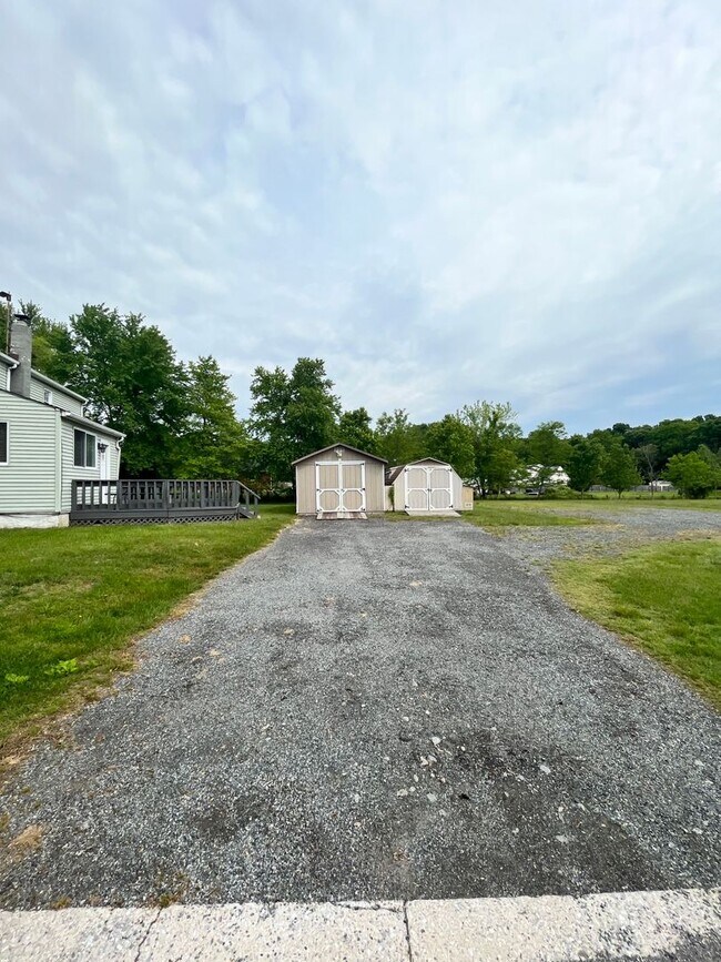 Building Photo - Welcome to 1826 Otts Chapel Road!