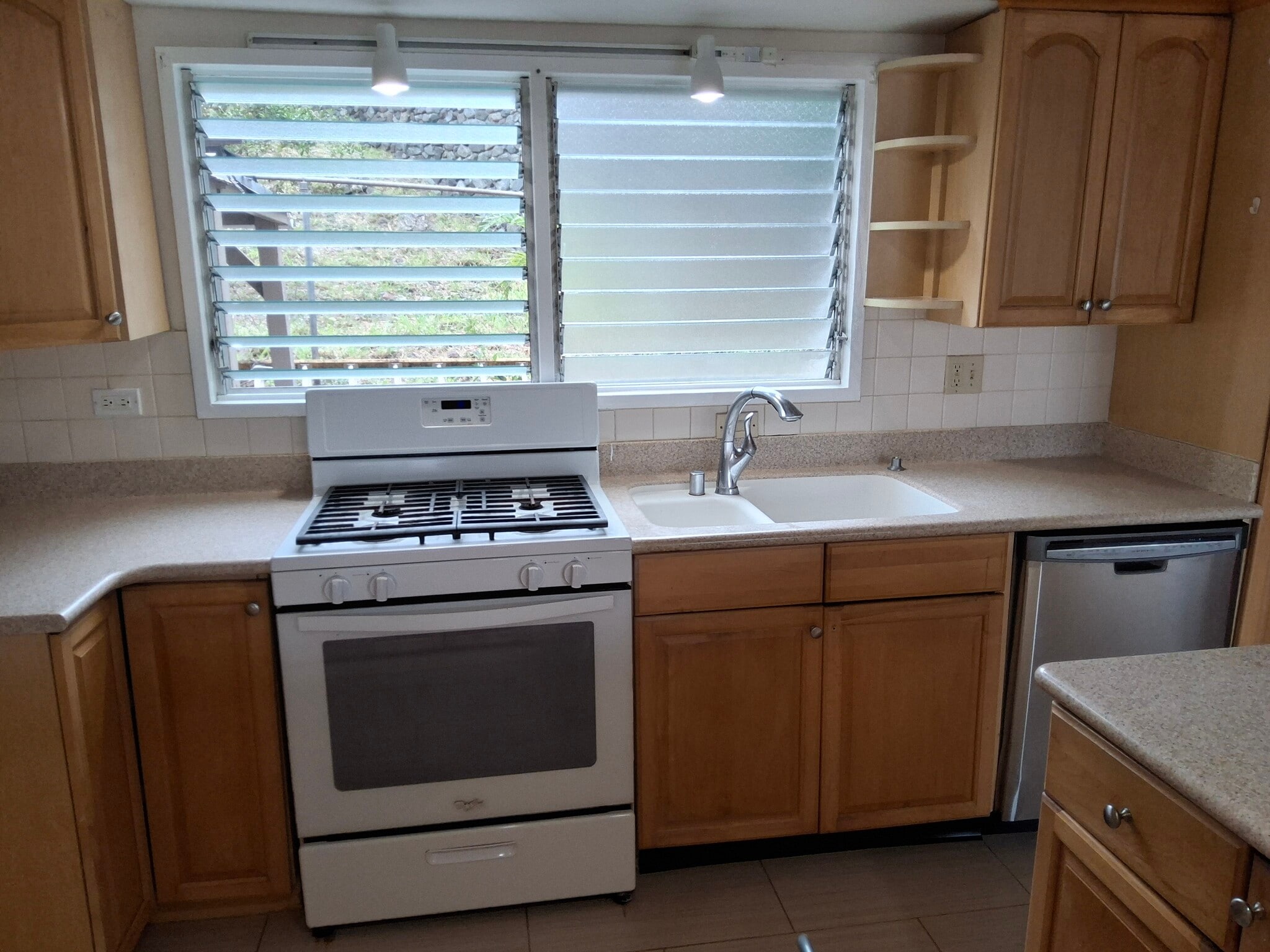 Kit with gas range - 1375 Akalani Loop