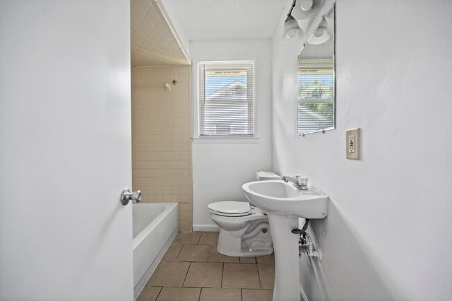 Building Photo - 4754 Trenton Dr