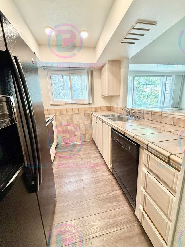 Building Photo - 1 Month free!! This stunning two-bedroom, two-bathroom townhouse with Loft Area