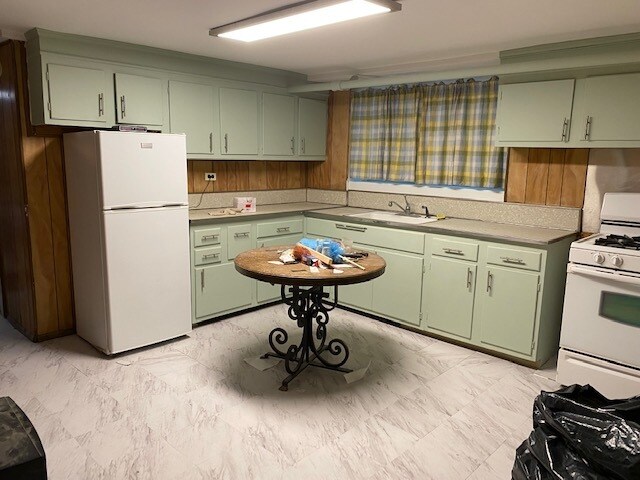 kitchen - 212 Alpine Pl