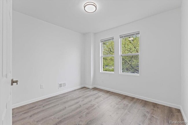Building Photo - 3957 Lenox St