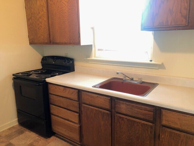 Building Photo - 2 bed, 1 bath condo