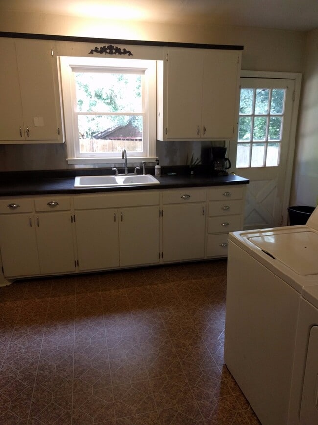 Building Photo - 170 Windsor Ct