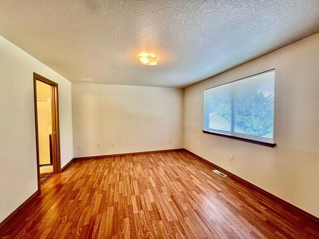 Building Photo - PENDING APPLICATION; Spacious 4 BD + Den