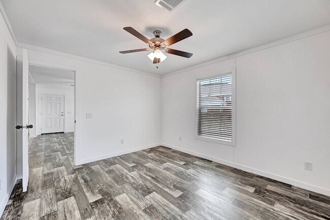 Building Photo - 2563 Skyview St