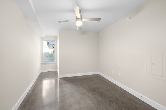 Building Photo - 1825 N San Jacinto Street Unit 641