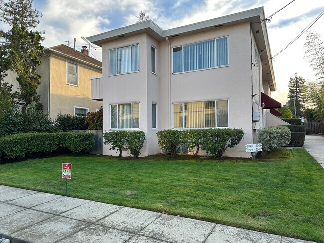 Primary Photo - 2044 Yale St