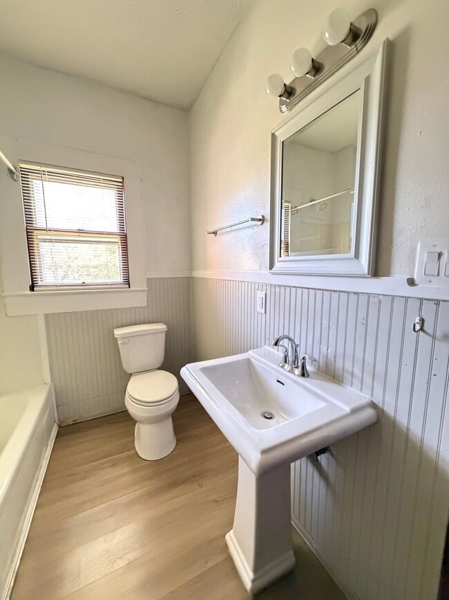 Building Photo - 4 bedroom 2 bath house!