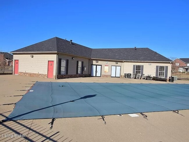 Building Photo - LARGE BEAUTIFUL 3 Bedroom 2.5 Bath Townhou...