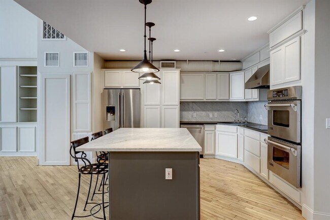 Building Photo - 1025 S Shepherd Dr