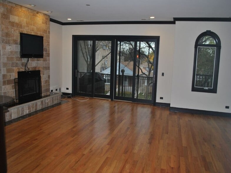 Building Photo - 6318 N Albany Ave