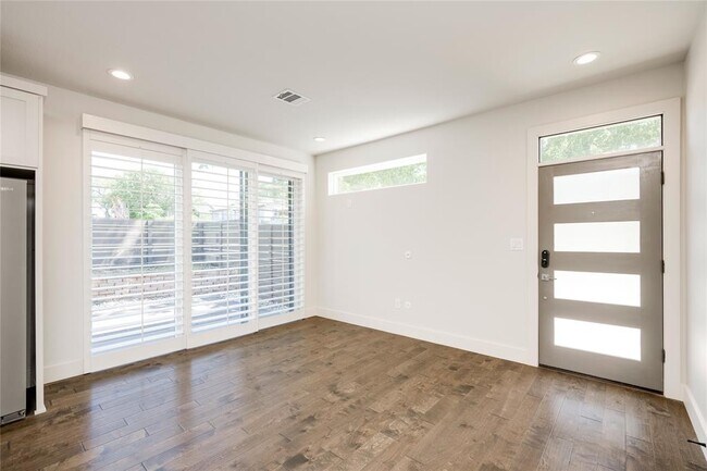 Building Photo - 1412 Perez St