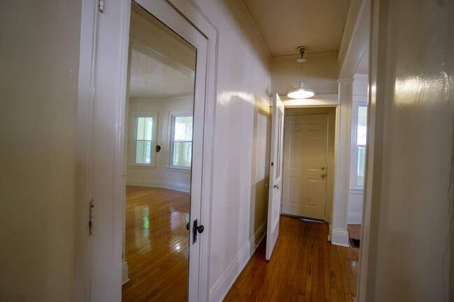 Building Photo - 3 Bedroom Apartment with Great View of Tho...