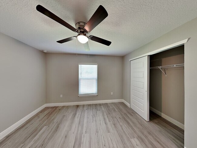 Building Photo - 7867 N Manville Rd