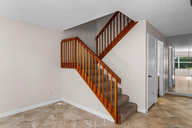 Building Photo - 2905 SW Lakemont Pl