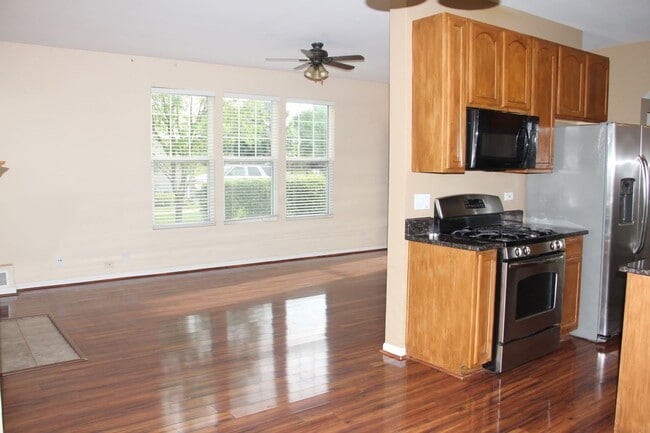 Building Photo - Beautiful 3 Bed/2.5 Bath Townhome Located in Carpentersville!