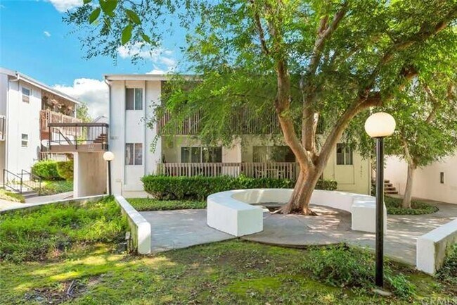 Building Photo - Bright, comfortable, and spacious one bedroom Condominium