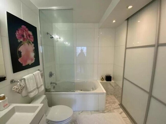 Building Photo - 4 bedroom in New York NY 10280