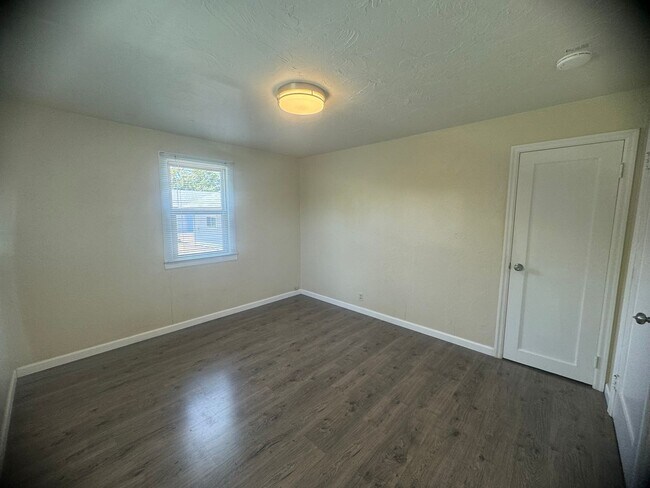 Building Photo - 3-Bedroom, 1-Bath Home In The Cal Young Ar...