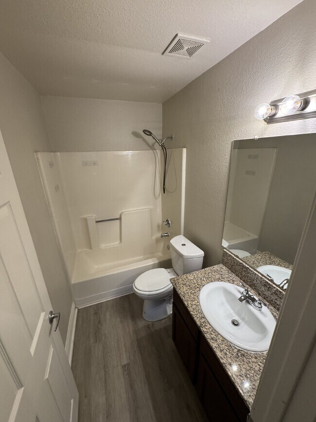 Building Photo - 2 Bed, 2 Bath condo, ground floor unit