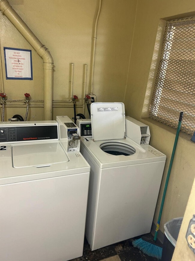 Building Photo - 5335 NW 10th Ct