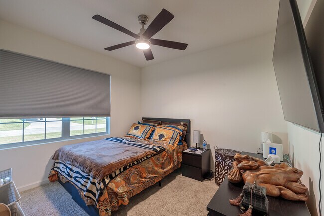 Building Photo - 2402 SE Gillette Ave