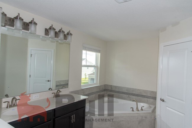 Building Photo - 7518 Summerlake Groves St