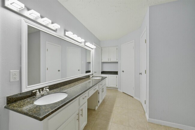Building Photo - 21335 Park Mt Dr