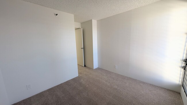 Building Photo - Newly remodeled Large 3 bed/2 bath/2 parking end unit with ocean and city views