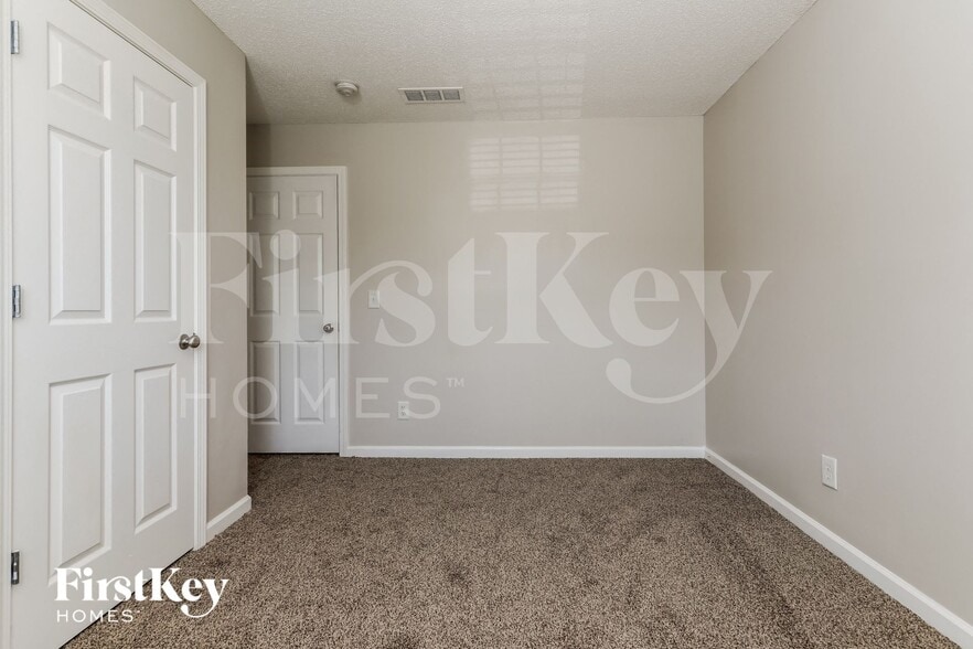 Building Photo - 305 Carly Ct