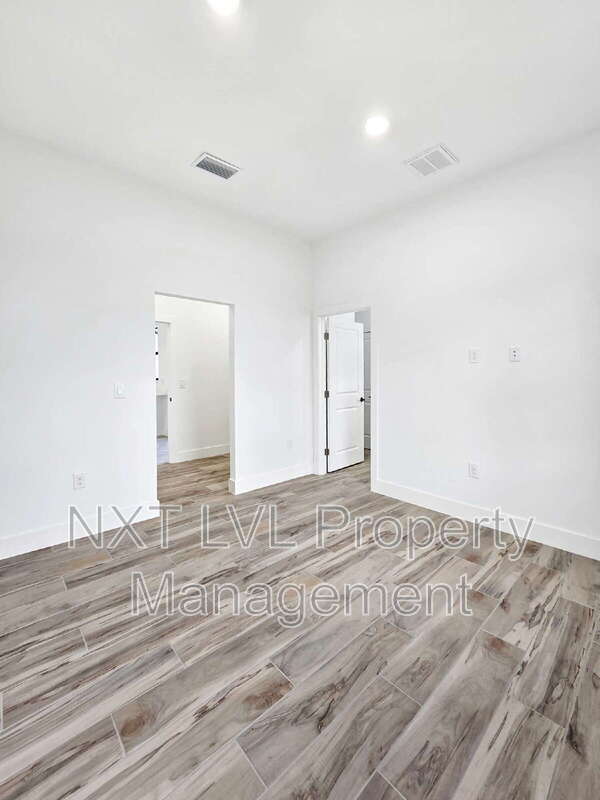 Building Photo - 4113 Kismet Pkwy W