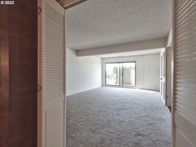 Building Photo - 6900 SE Riverside Dr