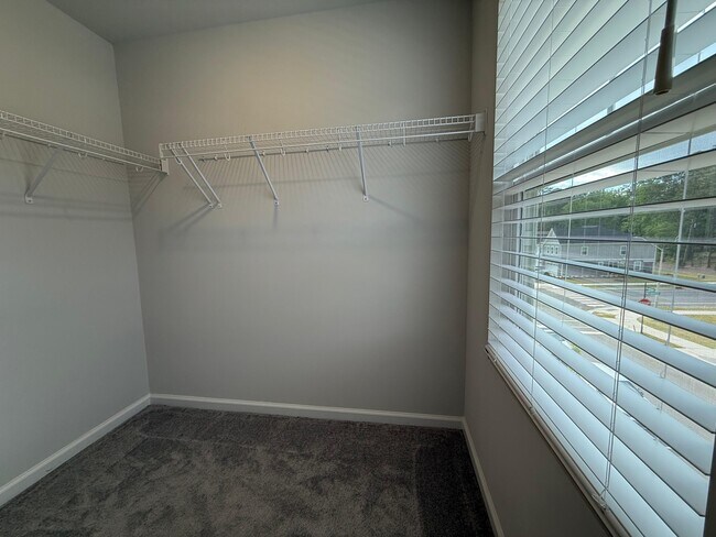 Building Photo - 409 Deercroft Dr