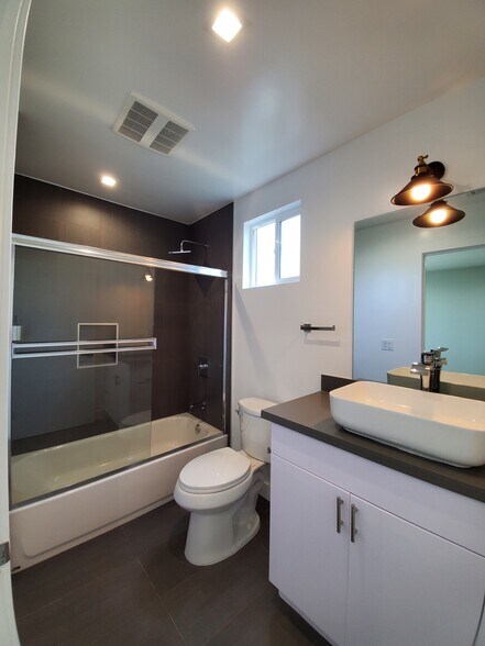 Building Photo - 2337 S Crenshaw Blvd