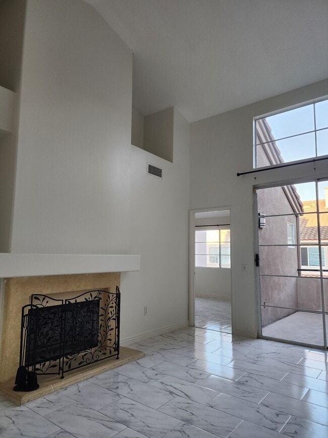 Building Photo - Beautiful 2 Story, 2 Bedroom plus Large Loft Condo in Aliso Viejo