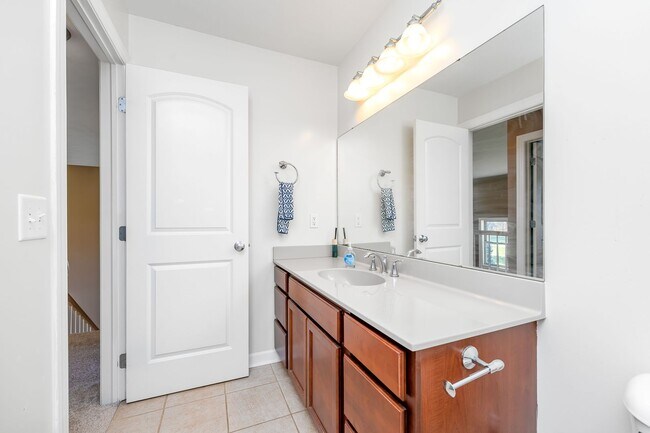 Building Photo - Five Bedroom Home in Kalamazoo