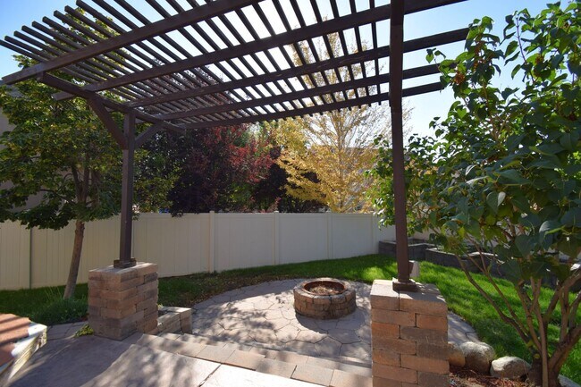 Building Photo - Beautiful 6 Bedroom Home in Riverton!