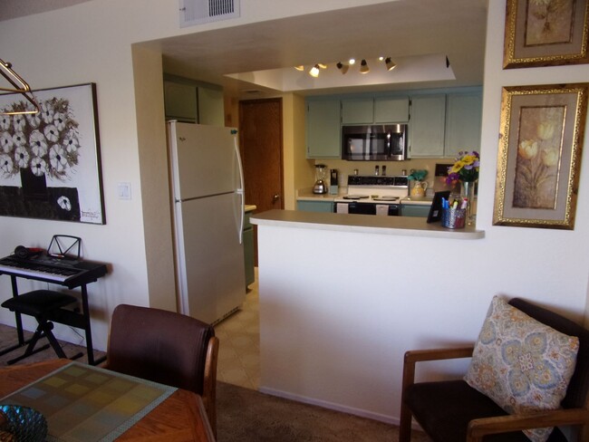 Building Photo - 2 BR WATERFRONT Fully Furnished/Utilities ...