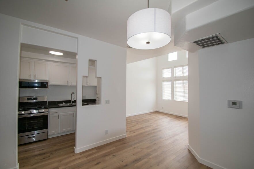 Building Photo - 425 N Alvarado St