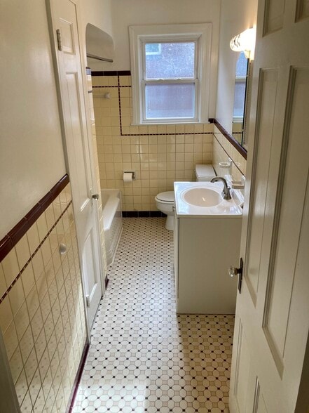 Bath w/linen closet - 2118 Eastern Pky