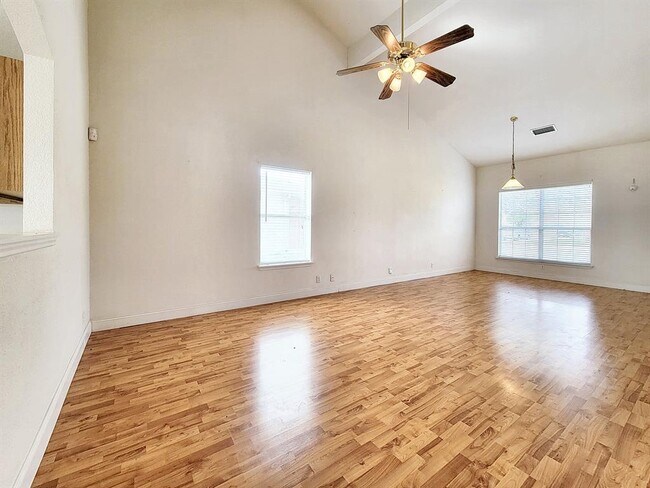 Building Photo - 300 Janis Mae Dr