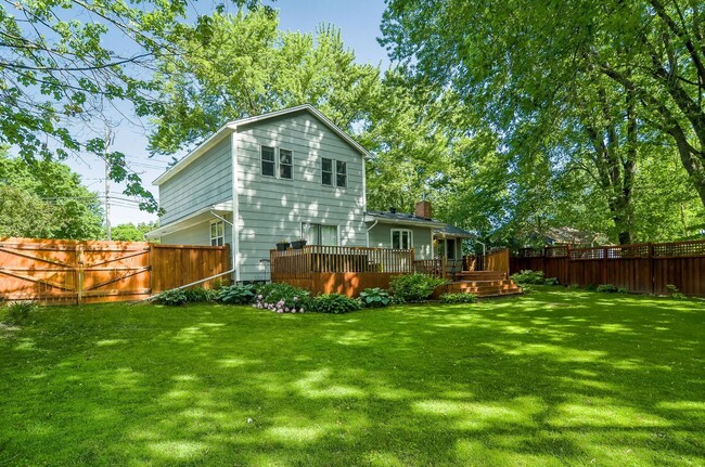 Building Photo - Nice Updated 3br/3ba In Wayzata (1 car garage)