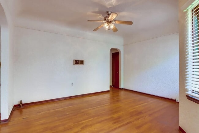 Building Photo - Charming Top Floor 1-Bedroom Apartment in ...