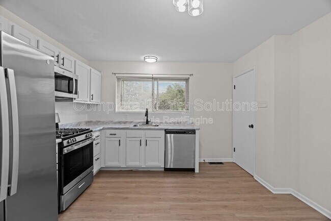 Building Photo - 560 Bardot Dr