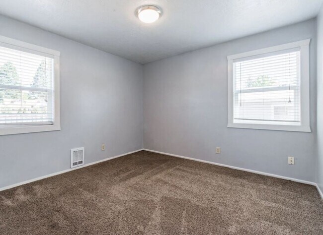 Building Photo - 410-12 Harrison St, Newberg