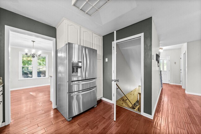 Building Photo - Pet Friendly Three Bedroom!